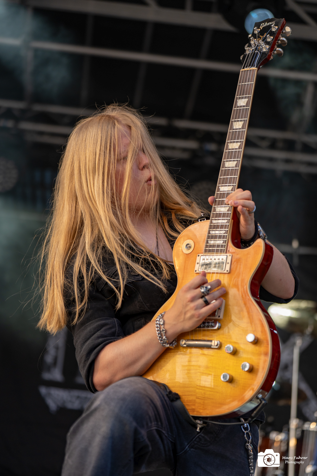 Roman Fäh playing guitar live with INOXIUS