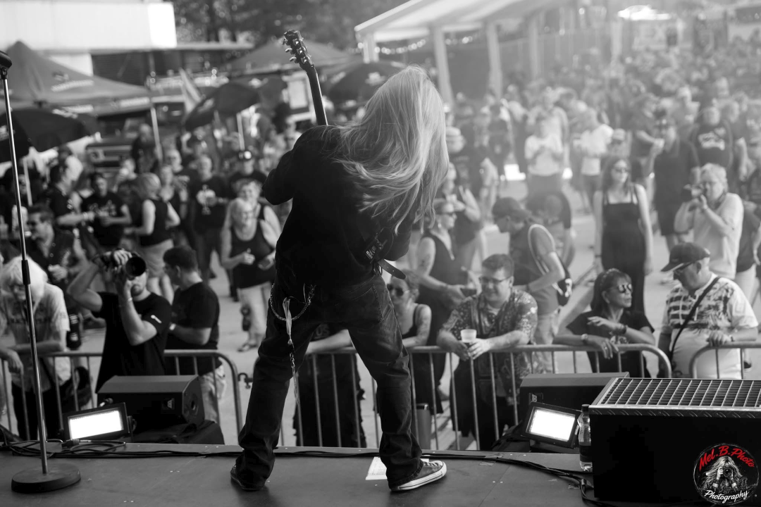Roman Fäh performing live as guitarist of INOXIUS